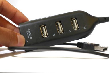 Pürüzsüz tasarımını ve çoklu bağlantı noktalarını gösteren dört portlu USB 2.0 merkezinin yakın plan görüntüsü.