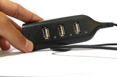 Bir el, kullanıcı dostu tasarımı ve gelişmiş bağlantısını gösteren dört portlu USB merkezini tutar..