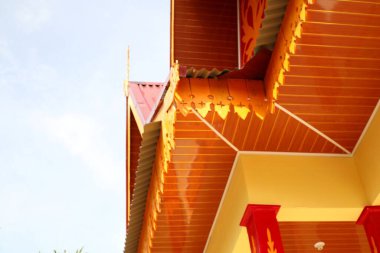 Dış çekim, geleneksel süslemeler ve renkler ile binanın dış cephesinin sanatsal tasarımını gösteriyor..