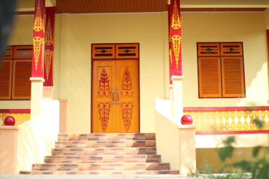 Endonezya 'nın geleneksel ahşap oymalarla süslenmiş ve sergilenen kültürel mirasının ön görüntüsü..