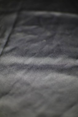Yakın çekimde çeşitli yaratıcı uygulamalar için yumuşak ve lüks bir zemin sağlayan kömür renkli kadifenin narin dokusu sergileniyor..
