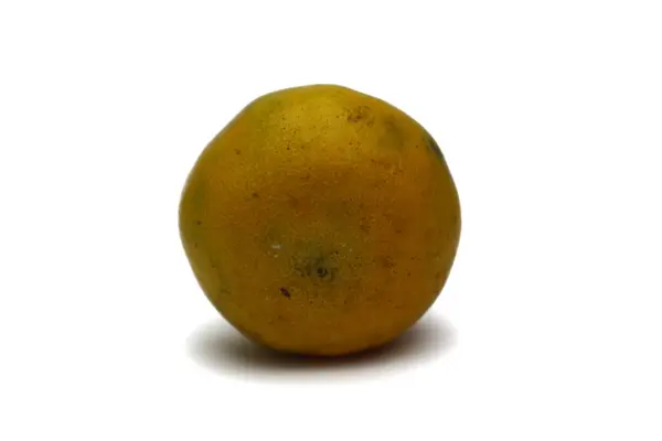 Taze mandalina, bir narenciye, beyaz bir arka planda izole edilmiş. Sağlıklı ve canlı bir seçim..
