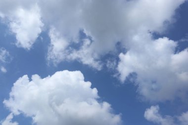 Pofuduk, beyaz kümülüs bulutlarıyla kaplı, huzurlu, huzurlu bir zemin oluşturur. Sakinlik ve özgürlüğü iletmek için mükemmel bir zemin..