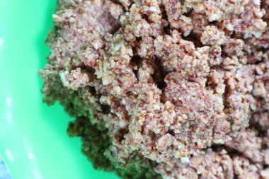 Kırsal ev yapımı granola kümelerinin yakın çekimi, fındıklı, çıtır çıtır dokusunu ve sıcak, davetkar tonlarını sergiliyor..