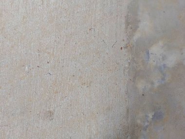 Yakın plan çekimde çift tonlu beton bir yüzey ortaya çıkar. İnce yapısal zıtlıklar ve hassas renk değişimlerini gösterir..