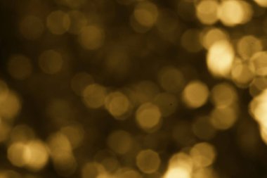 Bulanık ışık lekeleri içeren büyüleyici bir altın bokeh görüntüsü, her yaratıcı projeye rüya gibi, ruhani ortam ve soyut tasarım unsurları eklemek için idealdir.