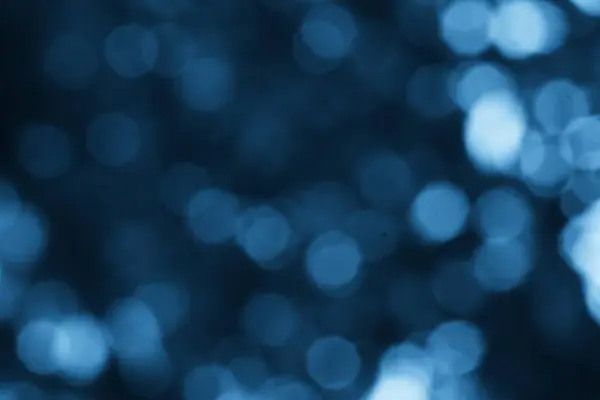 Yumuşak mavi bokeh ışıklarına sahip soyut bir arka plan, arka plan, örtüler ve dijital yaratıcı kompozisyonlar için ideal bir sükunet hissi sunar.