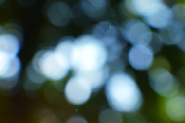 Bulanık bokeh ışıkları arka planda yumuşak, rüya gibi bir his uyandırıyor. Arkaplan, kaplama ya da yaratıcı tasarımlar için kullan. Görüntü güzel bir renk dizisi ve eşsiz bir ışık efekti içerir..