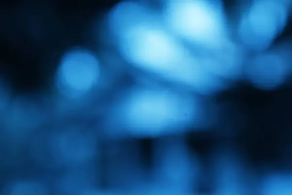 Soyut yumuşak ışık efektli rüya gibi mavi bir arka plan. Bulanık ışıklar rahatlatıcı ve büyülü bir his yaratır. Modern tasarımlar için mükemmel..