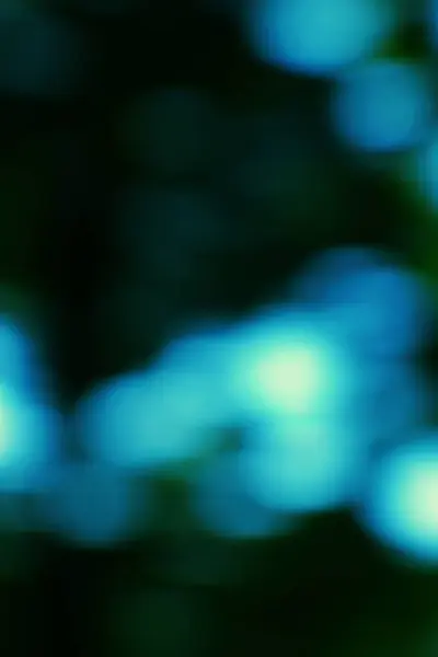 Karanlık bir arka planda bulanık bir deniz mavisi ve turkuaz bokeh ışıkları. Rüya gibi yumuşak ve rahatlatıcı, arka plan ve grafik tasarımlar için mükemmel bir eklenti..