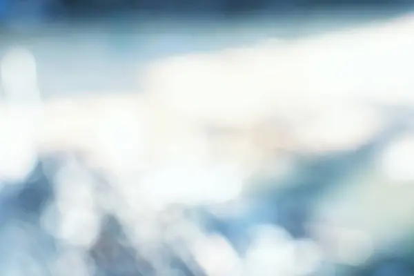 Soyut bir arka plan, Bokeh ile mavi ve beyaz karışımı içerir. Projelerinize rüya gibi ve sanatsal bir dokunuş eklemek için mükemmel..