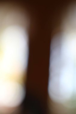 Bulanık ışık ve gölge soyut, rüya gibi bir arkaplan oluşturur.