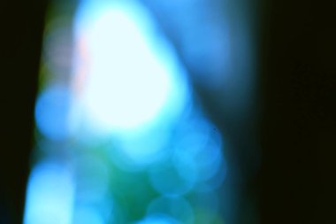 Yumuşak, bulanık ışıkları ve neşeli, büyülü bir hissi olan rüya gibi soyut bir arka plan.