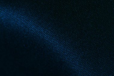 Yakın plan mavi kumaş, ışık ve gölge, doku detayı.