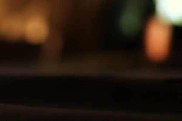 Rüya gibi ve gizemli renkli ışıklarla soyut bulanık arkaplan.