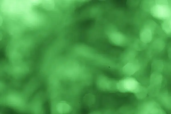 Yumuşak bir bokeh etkisi olan bulanık soyut bir arka plan huzurlu, sakin ve ferahlatıcı bir görsel deneyim yaratıyor..