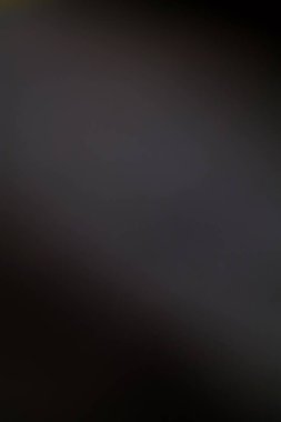 Koyu tonların bir gradyanı minimalist ve sofistike bir estetik verir, arkaplan veya grafik tasarım elementleri için uygundur.