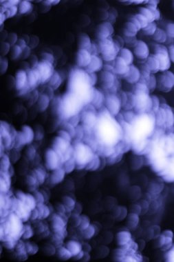 Yumuşak menekşe renkleri ve yumuşak bir bulanıklık içeren rüya gibi soyut bir arka plan, ruhani ve dingin bir atmosfer yaratır..