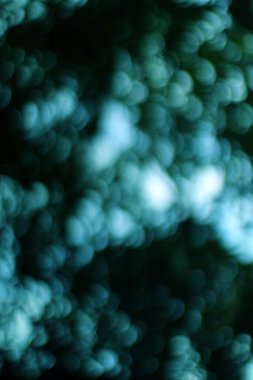 Bulanık deniz mavisi ve yeşil daireleri ile soyut bir arkaplan yumuşak ışık ile bir bokeh dokusu oluşturur