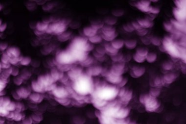 Yumuşak mor bokeh ışıklarının olduğu rüya gibi ve soyut bir arka plan. Bulanık, bulanık daireler romantik ve ruhani bir etki yaratıyor. Tasarımlarına biraz sihir ve zarafet katmak için mükemmel..