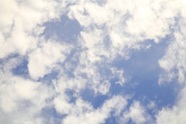 Yumuşak beyaz bulutlu mavi gökyüzü arkaplanı. Yaratıcı kullanım ve tasarım için güzel hava.