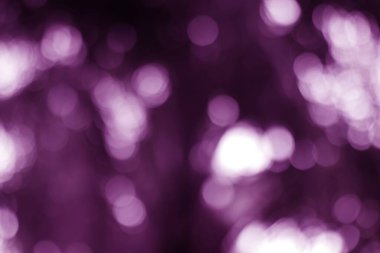 Rüya gibi bir ışık ve gölge soyutu, mor bir bokeh arka plan, biraz sihir katmak için mükemmel.