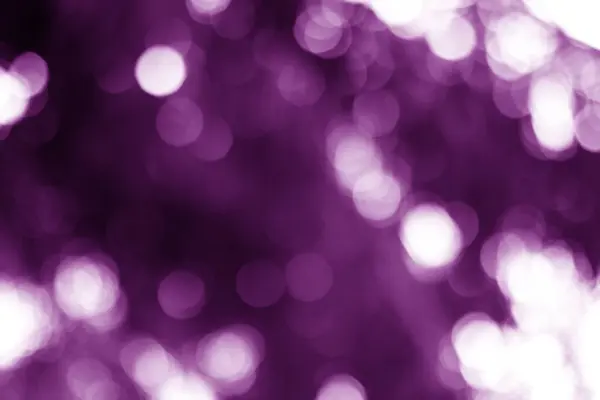 Mor renkli soyut bokeh ışıkları, tasarım projelerine rüya etkisi eklemek için mükemmel ve yumuşak bir arkaplan sağlar..