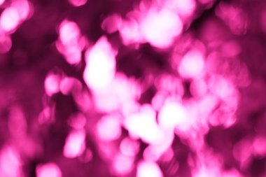 Pembe bir soyut ışık lekeli rüya gibi, büyülü ve şenlikli bir atmosfer yaratır..