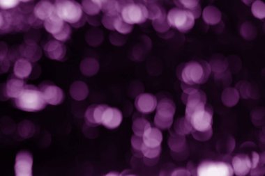 Soyut bir mor bokeh arkaplanı çarpıcı grafik tasarımlar yaratmak için yumuşak şekiller ve ışık efektleri sunar.