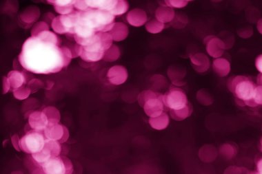 Magenta bokeh ışıkları soyut bir arkaplan oluşturur. Tasarım projelerine rüya gibi ve canlı bir dokunuş eklemek için mükemmel..