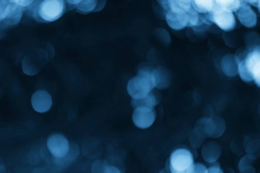 Yumuşak mavi Bokeh ışıklarının yer aldığı sakin ve soyut bir arka plan, rüya gibi bir dokunuş eklemek için mükemmel bir sakinleştirici ve büyülü atmosfer yaratır..