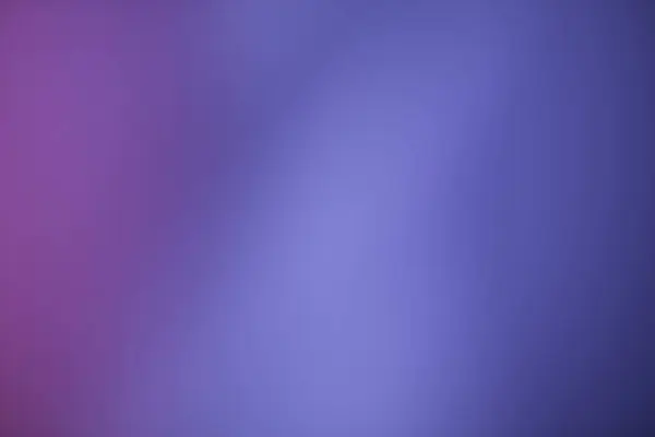 Mor ve mavinin renkleri ile karıştırılmış yumuşak bir eğim, yaratıcı projeler için mükemmel pürüzsüz ve ince bir arkaplan dokusu
