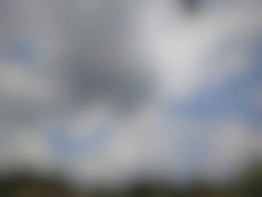 Bulanık bulutlar ve ince bir eğim. Havalı, ruhani bir arka plan sükunet ve sükuneti gösteriyor.