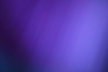 Pürüzsüz bir geçiş ve yumuşak bir ışık efektiyle bulanık mor bir arkaplan. Soyut tasarım ve doku için ideal.