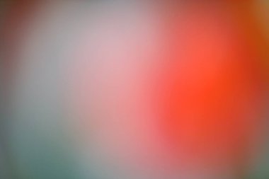 Yumuşak bir arkaplan dokusu için harmanlanmış kırmızı ve grimsi renklerle pürüzsüz bir soyut eğim