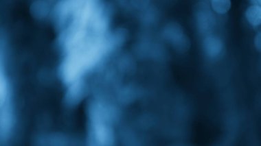 Derin mavileri olan rüya gibi soyut bir arka plan. Herhangi bir tasarım projesinde sakin ve huzurlu bir atmosfer yaratmak için mükemmel.