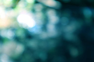 Rüya gibi bir atmosfer için yumuşak ışık noktalarıyla bulanık deniz mavisi arkaplanı