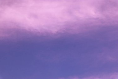 Mor ve pembe gökyüzü bulutlu arkaplan veya arkaplan