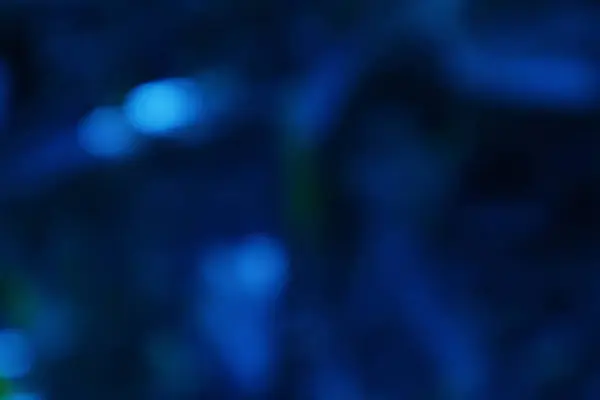 Soyut mavi bulanık ışıklar ve yumuşak eğimler rüya gibi tasarımlar için mükemmel arka plan