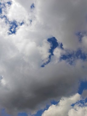 Dinamik bulutlar gök kubbeye doğru sürükleniyor. Işığın gölgelerle dans ettiği sakin, atmosferik güzelliği yakalıyorum..