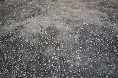 Çakıl ve kumdan oluşan detaylı zemin engebeli bir yüzey dokusu oluşturuyor.