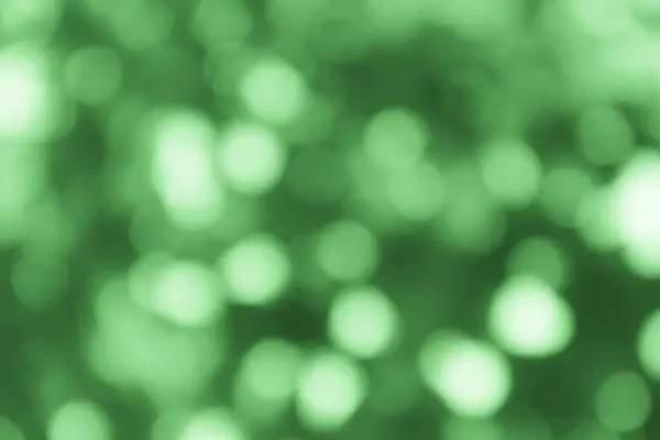 Yeşil ışık rüya gibi ve soyut bir zemin oluşturuyor..