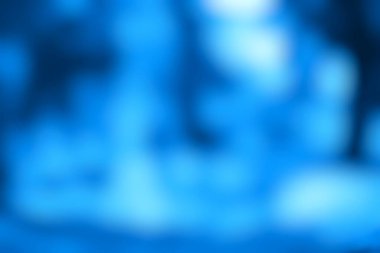 Bulanık açık mavi arkaplan, sakin ve rahatlatıcı bir görsel doku iletiyor