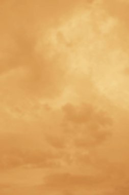 Yumuşak altın gökyüzü, buharlı ve rüya gibi atmosferik desenli tek renkli arkaplan