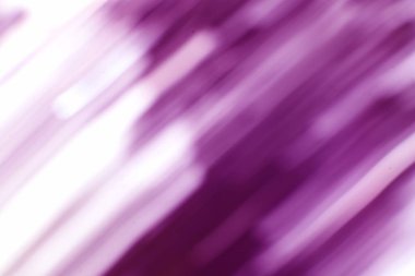 Bulanık ve akan ışık çizgileriyle soyut mor eğimli arkaplan