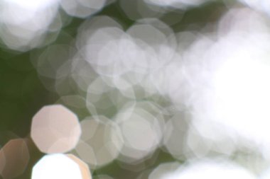 Rüya gibi Bokeh soyutlaması yumuşak, ruhani bir ışık deseni yaratır.