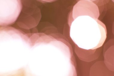 Bulanık ışıklar, yumuşak pembe tonlarla soyut ve rüya gibi bir arkaplan yaratır.