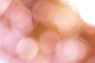 Bulanık pastel ışık lekeleri yumuşak romantik, rüya gibi bir etki yaratır.