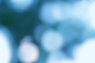 Hayalci, ruhani, soyut arka plan, dingin mavi tonlar ve nazik, bulanık ışık elementleri.