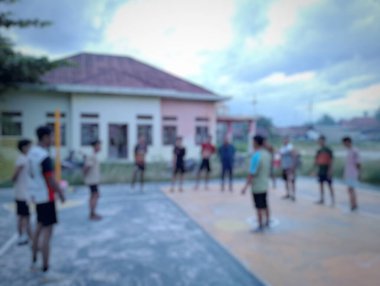 Bir grup genç açık havada halk sporu oynuyor.